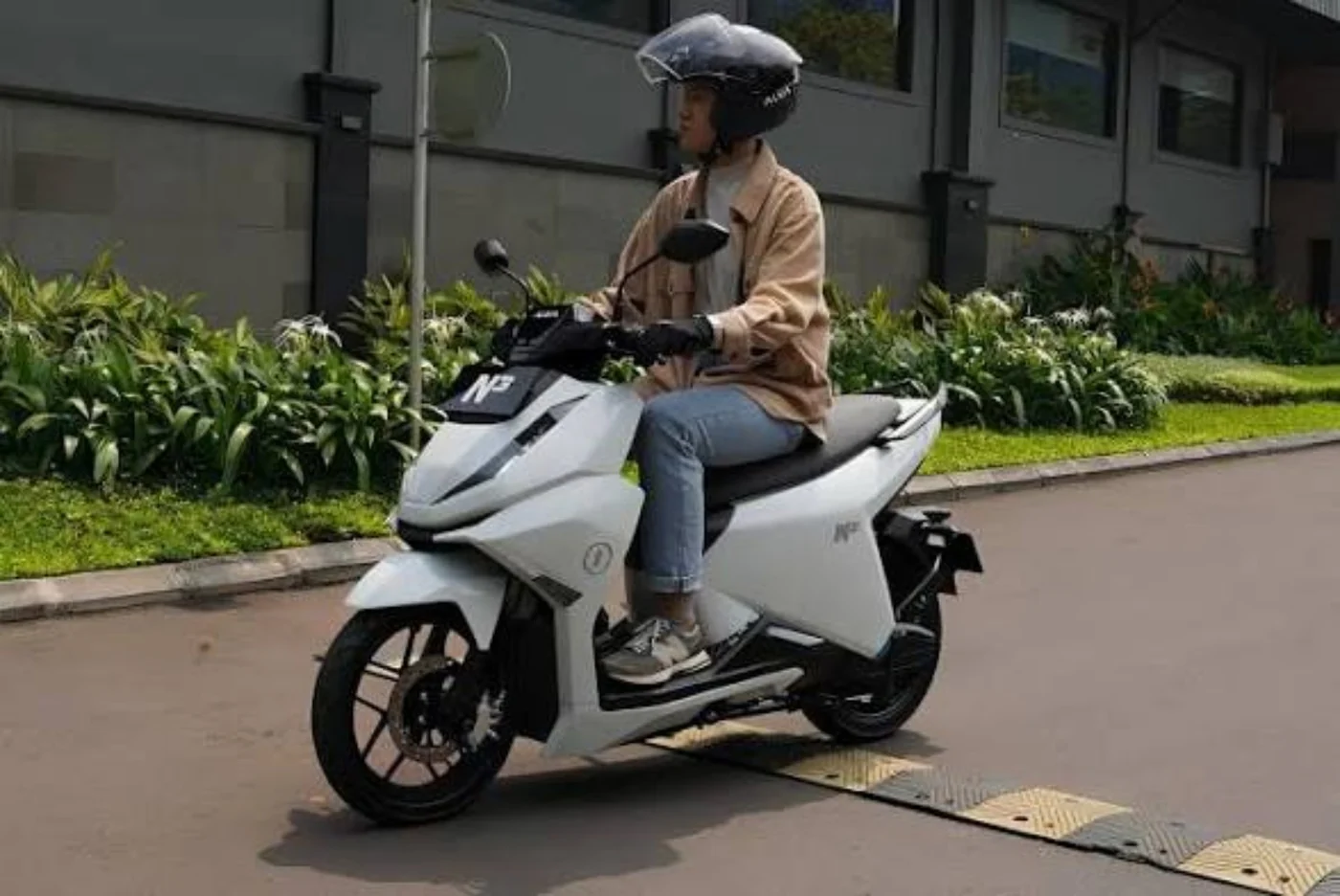 Pengendara menggunakan motor listrik ALVA N3 Next Gen